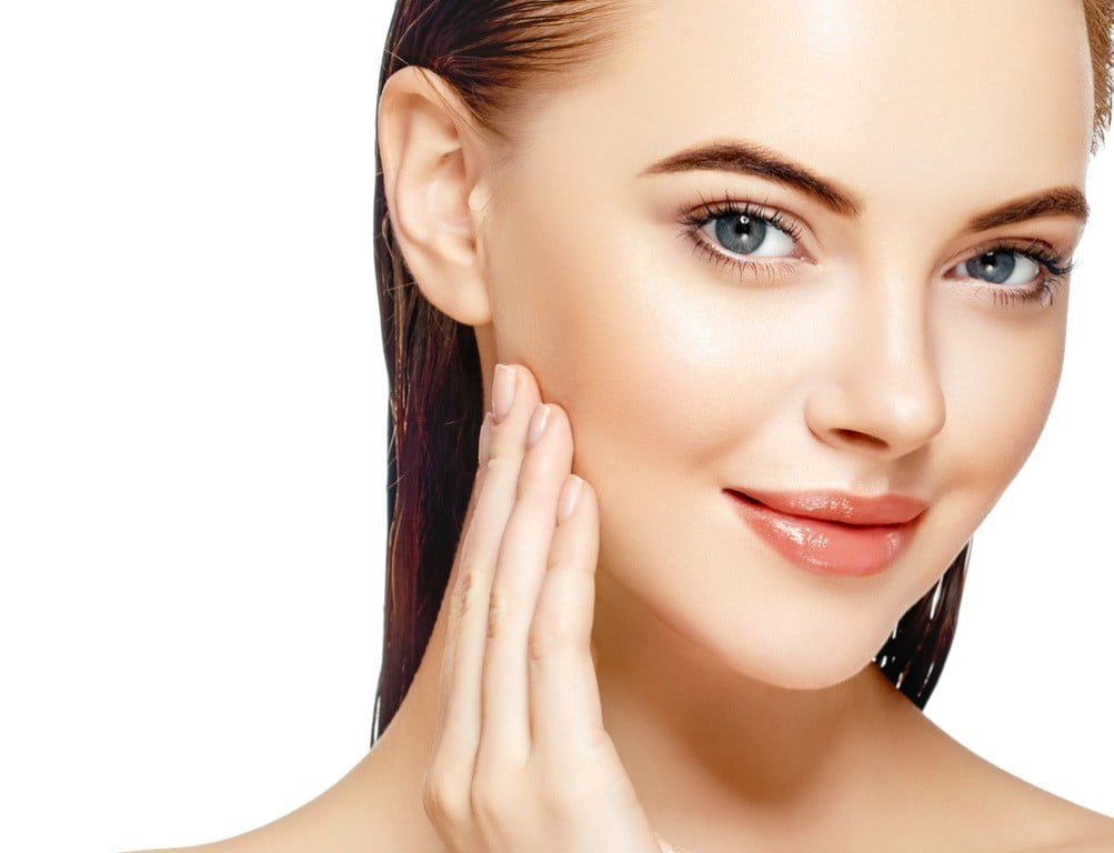 mulher sorri ao ver resultados de hidratante diário