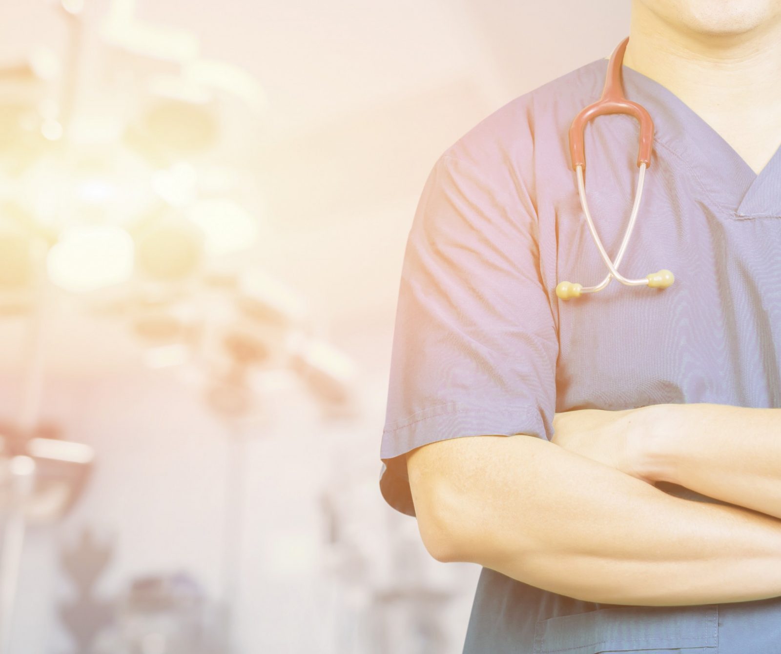 foto de médico a explicar a idade certa para tratamento