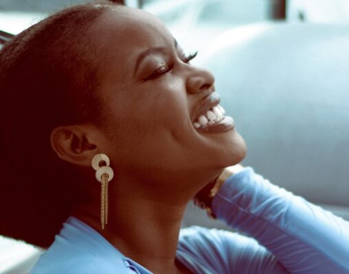 Rosto Hidratado de Mulher a Sorrir