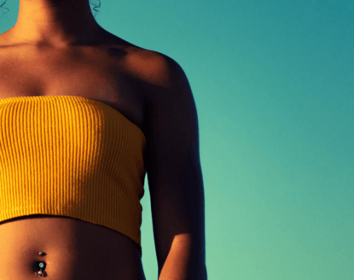 Mamoplastia de aumento na adolescencia; menina adolescente