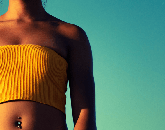 Mamoplastia de aumento na adolescencia; menina adolescente